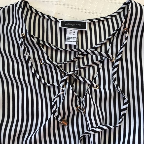 ANOTHER STORY flutter bell sleeve lightweight blouse. Lace up Boho. B&W Medium - Picture 9 of 10